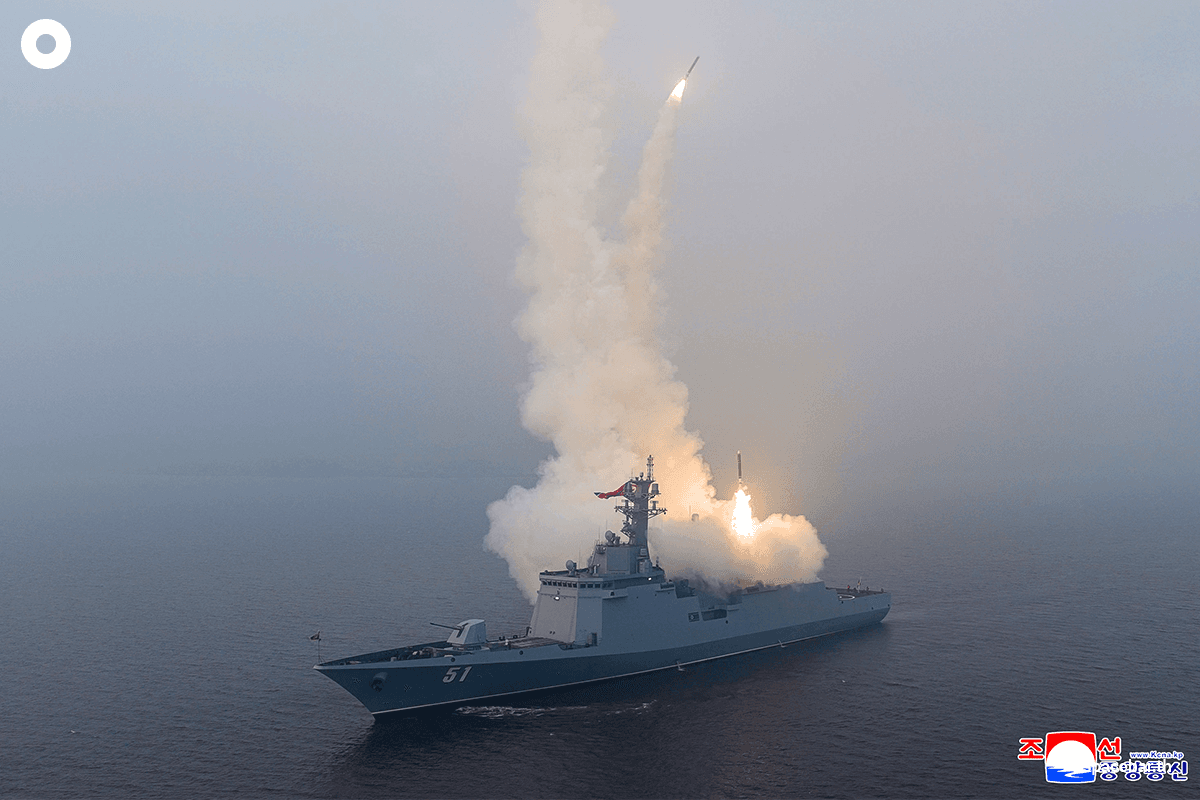 ภาพที่บันทึกไว้เมื่อวันที่ 4 มีนาคม 2026 และเผยแพร่โดยสำนักข่าวกลางเกาหลี (KCNA) แสดงให้เห็นการทดสอบยิงขีปนาวุธร่อนเชิงยุทธศาสตร์จากทะเลสู่พื้นผิว ซึ่งดำเนินการบนเรือพิฆาตชเว ฮยอน ณ สถานที่แห่งหนึ่งในเกาหลีเหนือที่ไม่มีการเปิดเผยรายละเอียด Photo by STR / KCNA VIA KNS / AFP