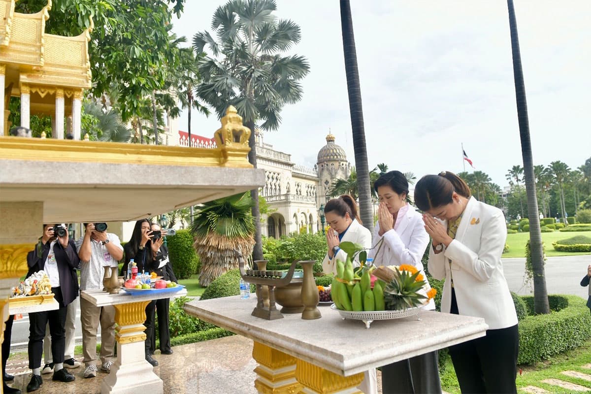 3_girls_from_spokesperson_team_of_the_Prime_Minister_s_Office_thank_Gen_Prayut_SPACEBAR_Photo01_3c46fe8fd8.jpeg