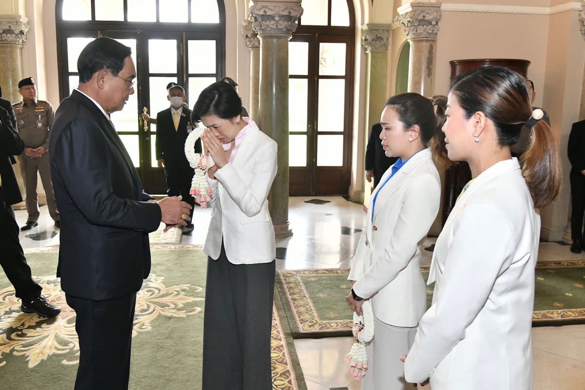 3_girls_from_spokesperson_team_of_the_Prime_Minister_s_Office_thank_Gen_Prayut_SPACEBAR_Photo02_54e3747b2c.jpeg