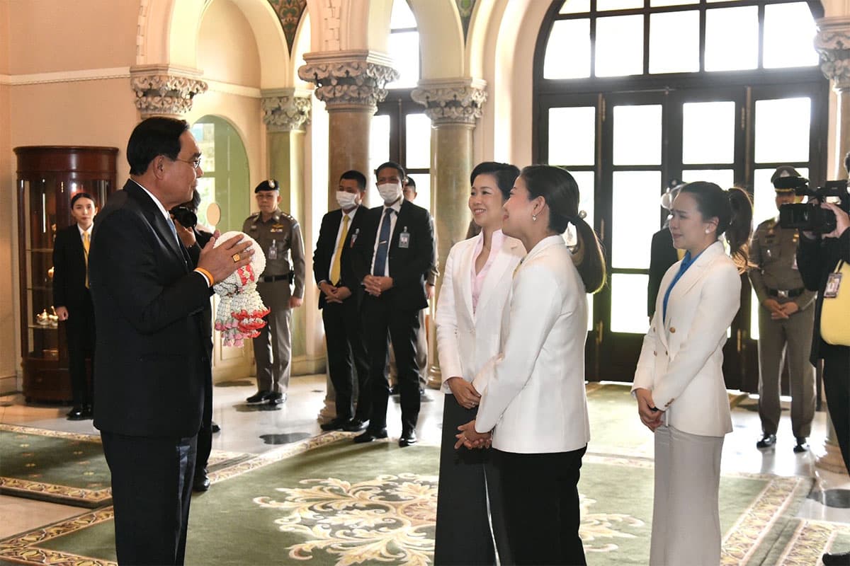 3_girls_from_spokesperson_team_of_the_Prime_Minister_s_Office_thank_Gen_Prayut_SPACEBAR_Photo03_323e3c9673.jpeg