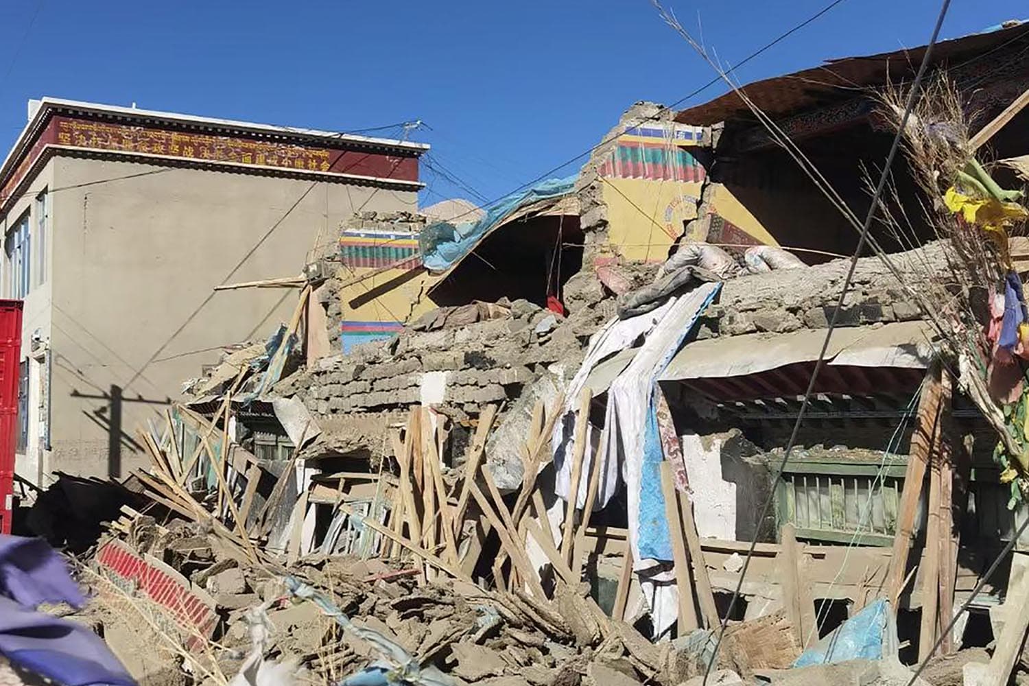 646_aftershocks_after_earthquake_tibet_SPACEBAR_Hero_da2c5795c9.jpg