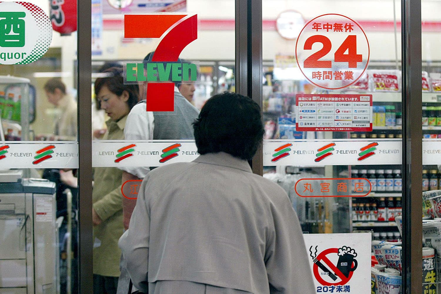 7_Eleven_Japan_use_new_colorless_food_containers_reduce_CO_2_emissions_SPACEBAR_Hero_4a2564cada.jpeg