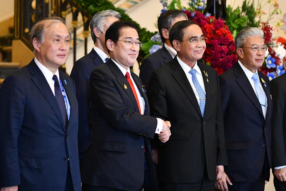 APEC_General_Prayut_Meeting_with_the_Prime_Minister_of_Japan_SPACEBAR_Photo03_fa9379dc04.jpeg