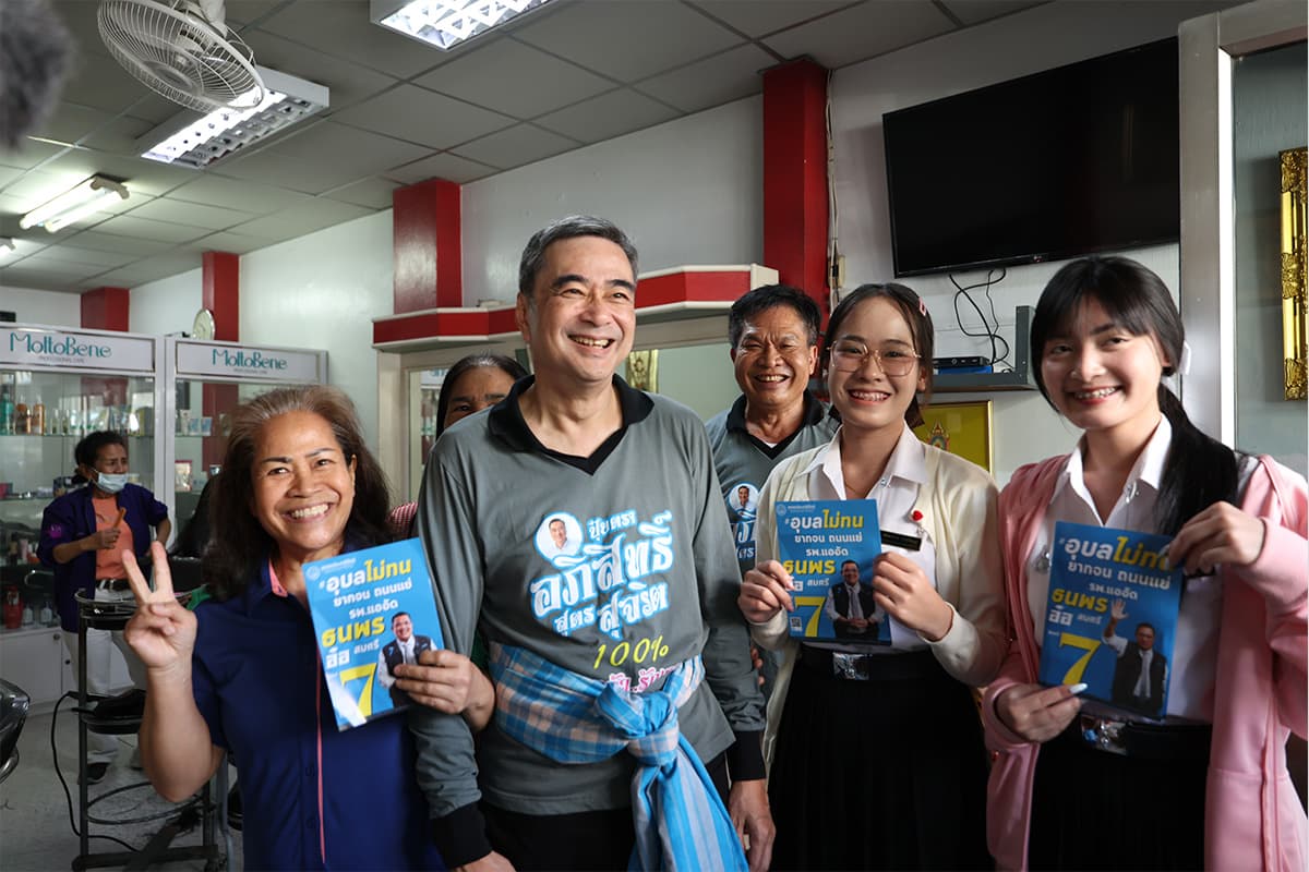 Abhisit-Campaigns-in-Ubon-Ratchathani-to-Support-Democrat-Candidate-SPACEBAR-Photo01.jpg