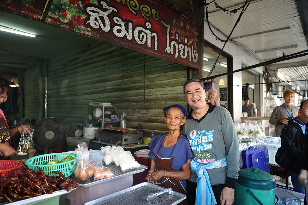 Abhisit-Campaigns-in-Ubon-Ratchathani-to-Support-Democrat-Candidate-SPACEBAR-Photo02.jpg