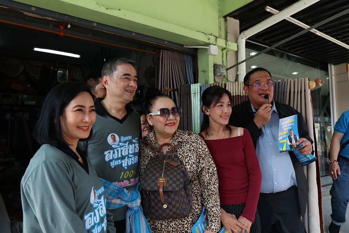 Abhisit-Campaigns-in-Ubon-Ratchathani-to-Support-Democrat-Candidate-SPACEBAR-Photo03.jpg