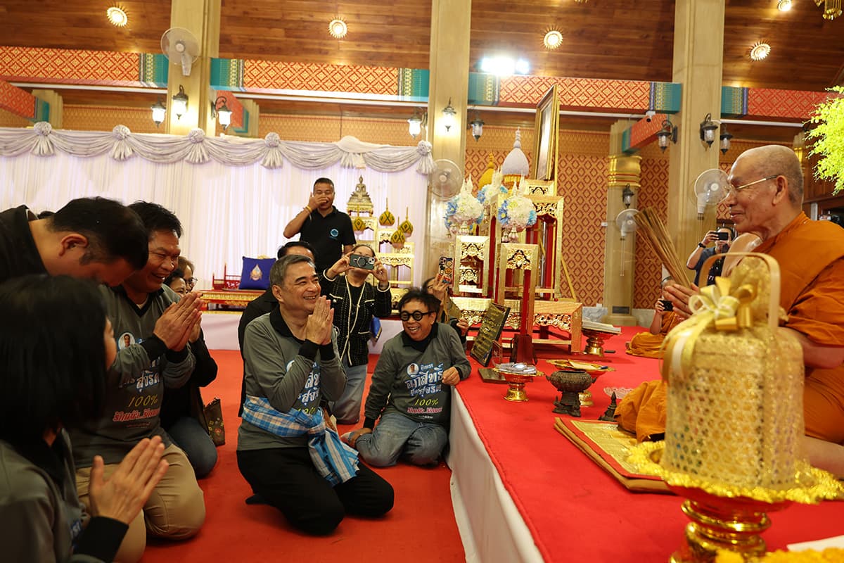 Abhisit-Campaigns-in-Ubon-Ratchathani-to-Support-Democrat-Candidate-SPACEBAR-Photo04.jpg