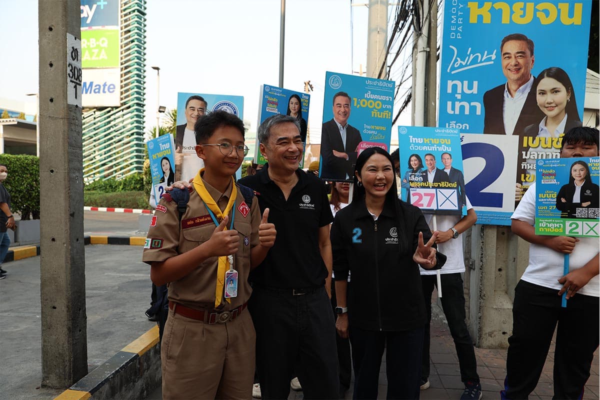 Abhisit-helps-democrat-candidate-meet-voters-at-rama-2-SPACEBAR-Photo01.jpg