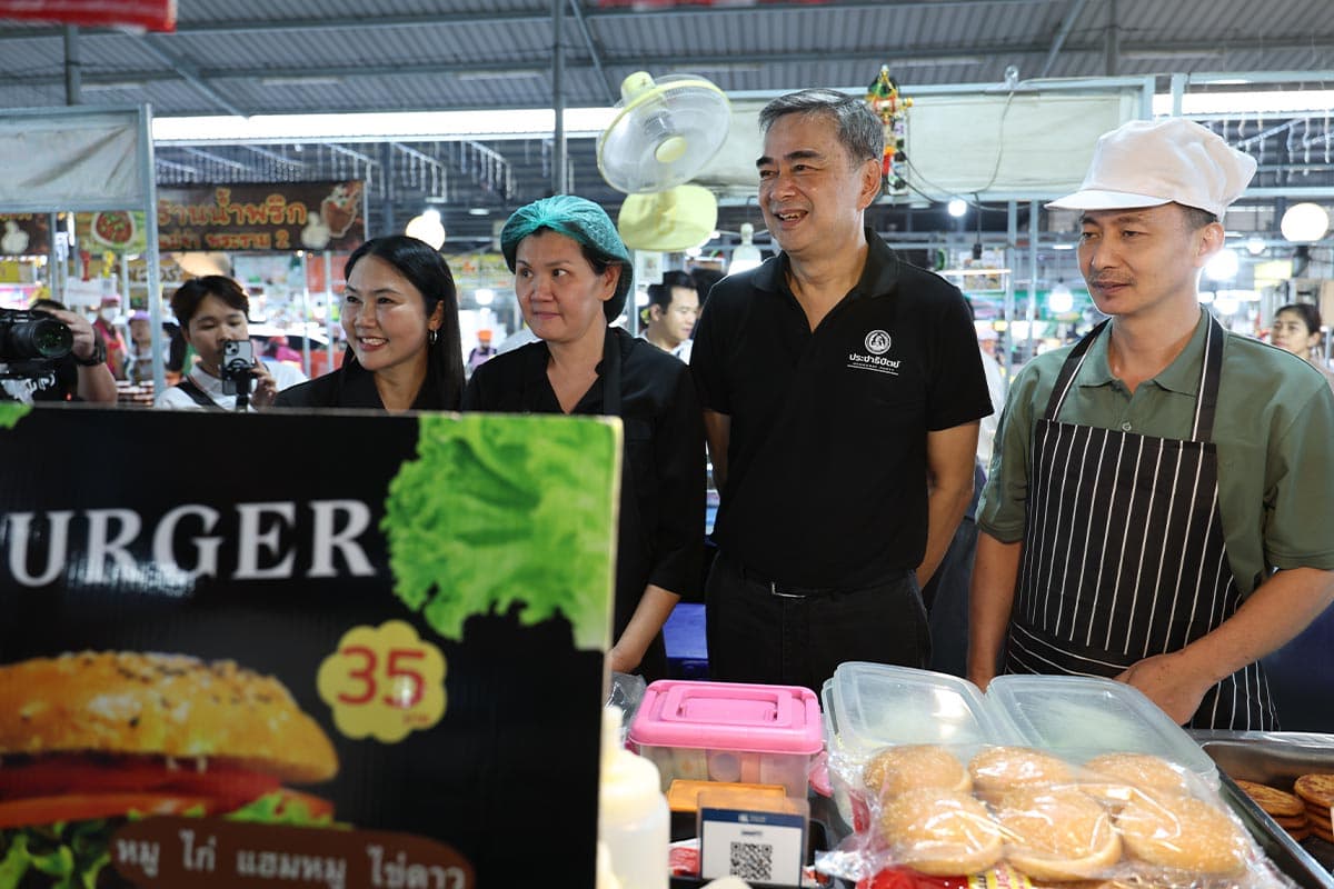 Abhisit-helps-democrat-candidate-meet-voters-at-rama-2-SPACEBAR-Photo03.jpg