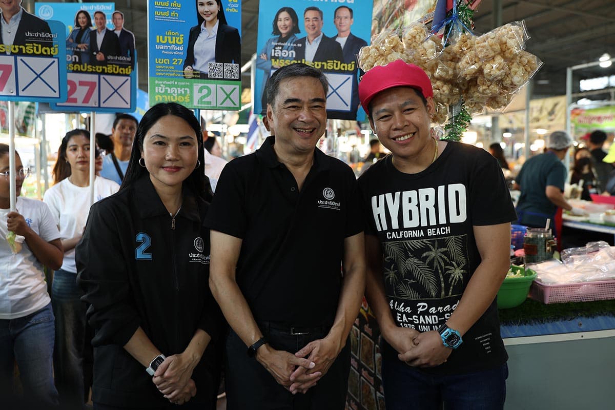 Abhisit-helps-democrat-candidate-meet-voters-at-rama-2-SPACEBAR-Photo04.jpg