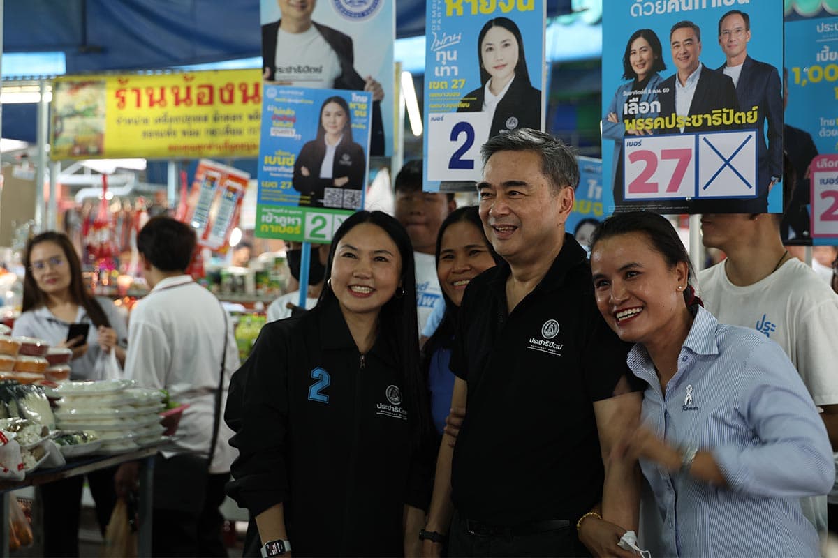 Abhisit-helps-democrat-candidate-meet-voters-at-rama-2-SPACEBAR-Photo05.jpg