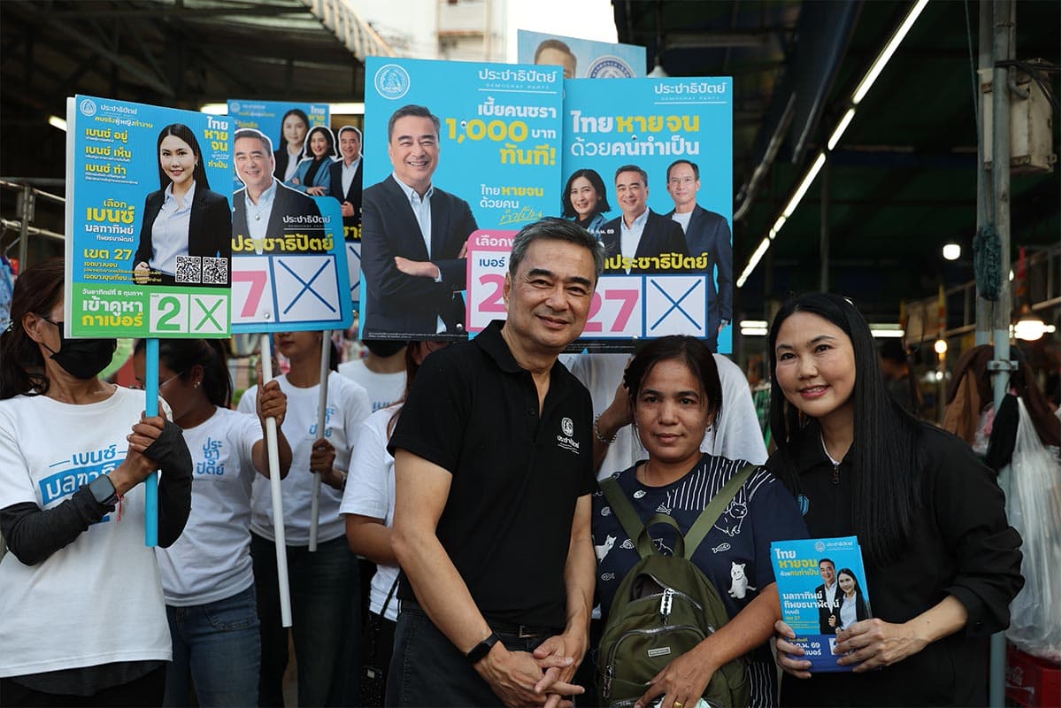 Abhisit-helps-democrat-candidate-meet-voters-at-rama-2-SPACEBAR-Photo06.jpg