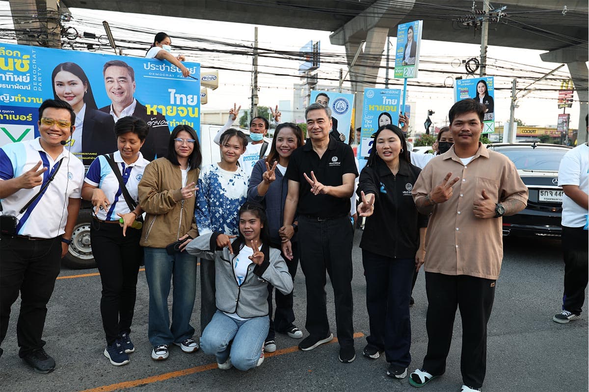 Abhisit-helps-democrat-candidate-meet-voters-at-rama-2-SPACEBAR-Photo07.jpg
