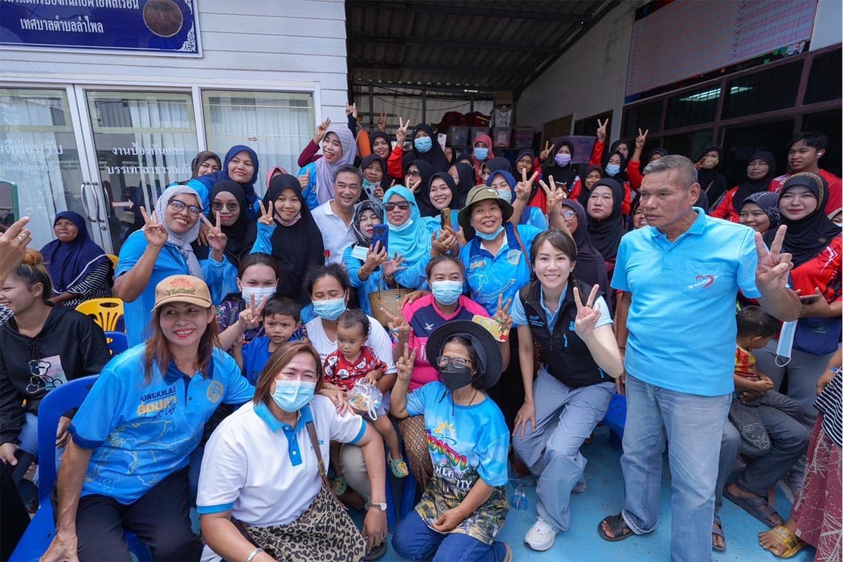 Abhisit_goes_through_Songkhla_wakes_up_to_choose_Democrat_to_raise_the_province_SPACEBAR_Photo01_629b1f322f.jpeg