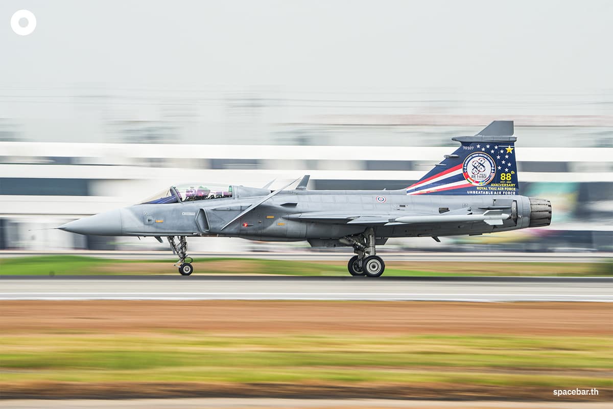 Airshow_Thai_Air_Force_J10_F35_Gripen_SPACEBAR_Photo08_7594f2c637.jpg