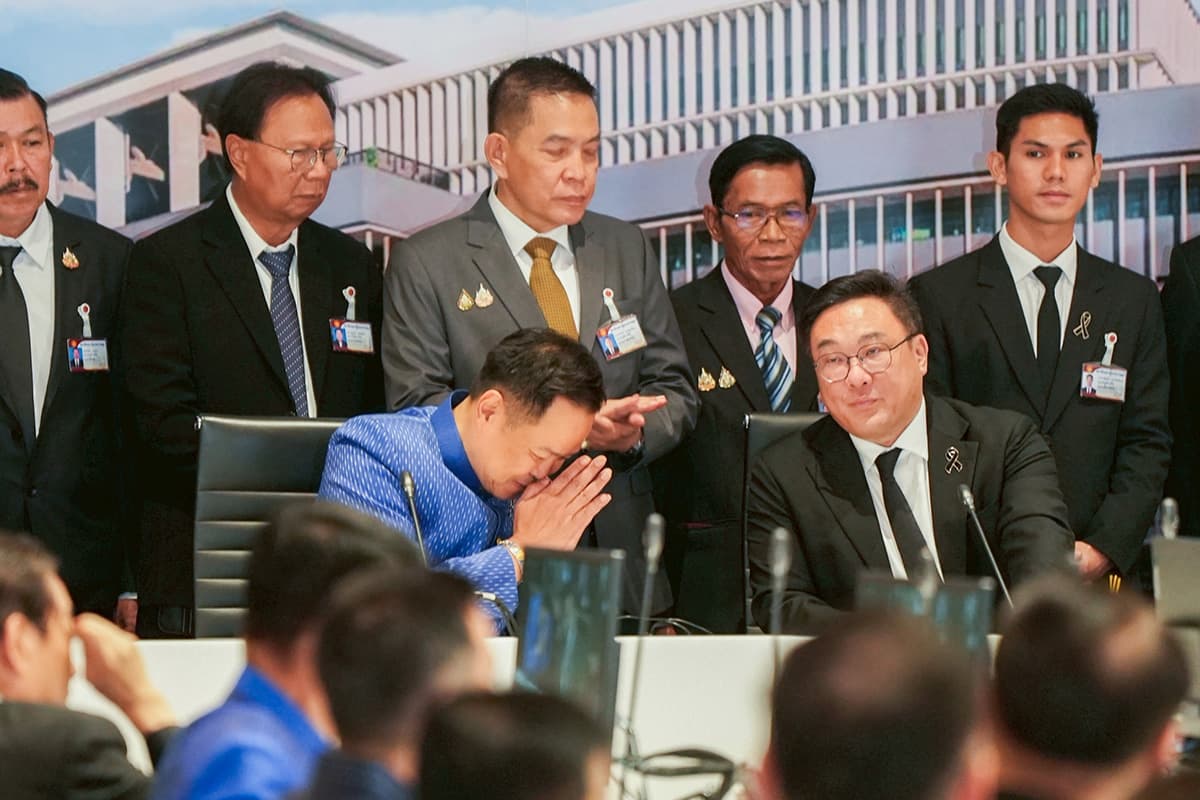 Anutin-chairs-meeting-of-coalition-government-parties-SPACEBAR-Photo01.jpg