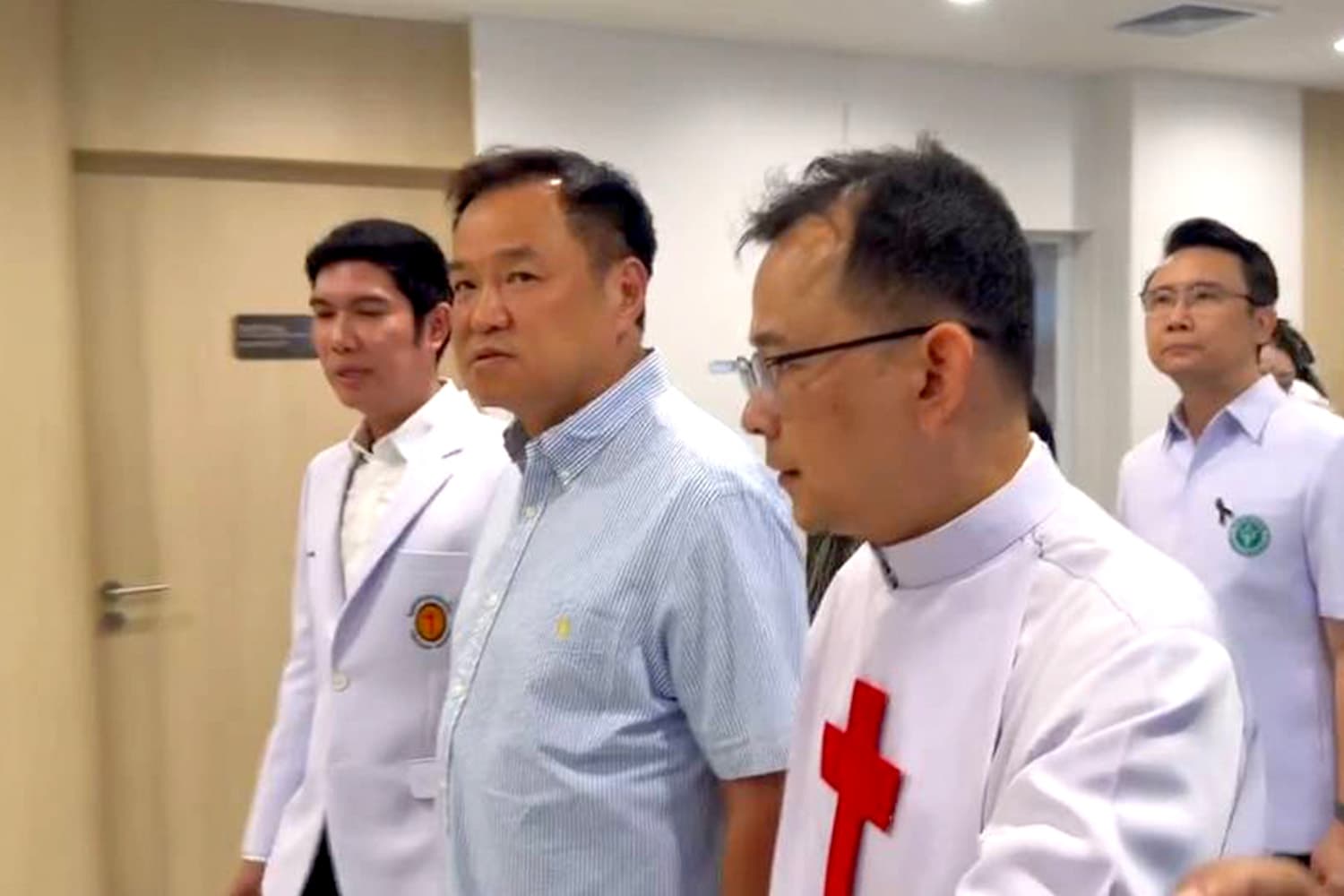 ‘นายกฯ’ รุดเยี่ยมผู้ได้รับบาดเจ็บ เหตุรถไฟชนรถเมล์ รพ.คามิลเลียน