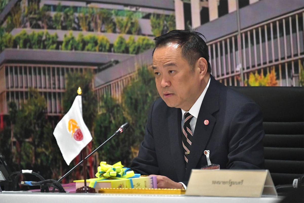 Anutin-uses-the-parliament-to-hold-a-cabinet-meeting-SPACEBAR-Photo01.jpg