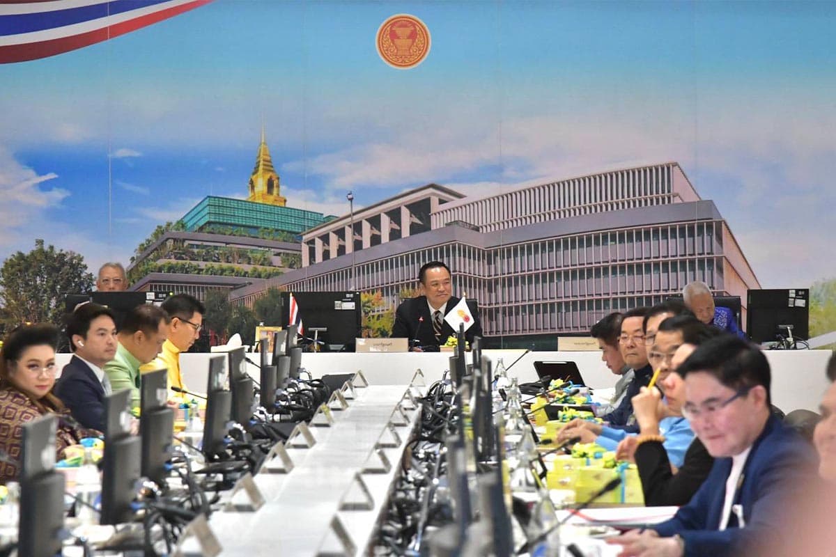 Anutin-uses-the-parliament-to-hold-a-cabinet-meeting-SPACEBAR-Photo05.jpg