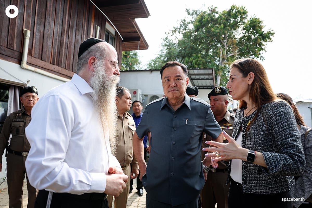 Anutin_and_the_group_surveyed_Chabad_in_Pai_District_SPACEBAR_Photo00_1edc804e98.jpg
