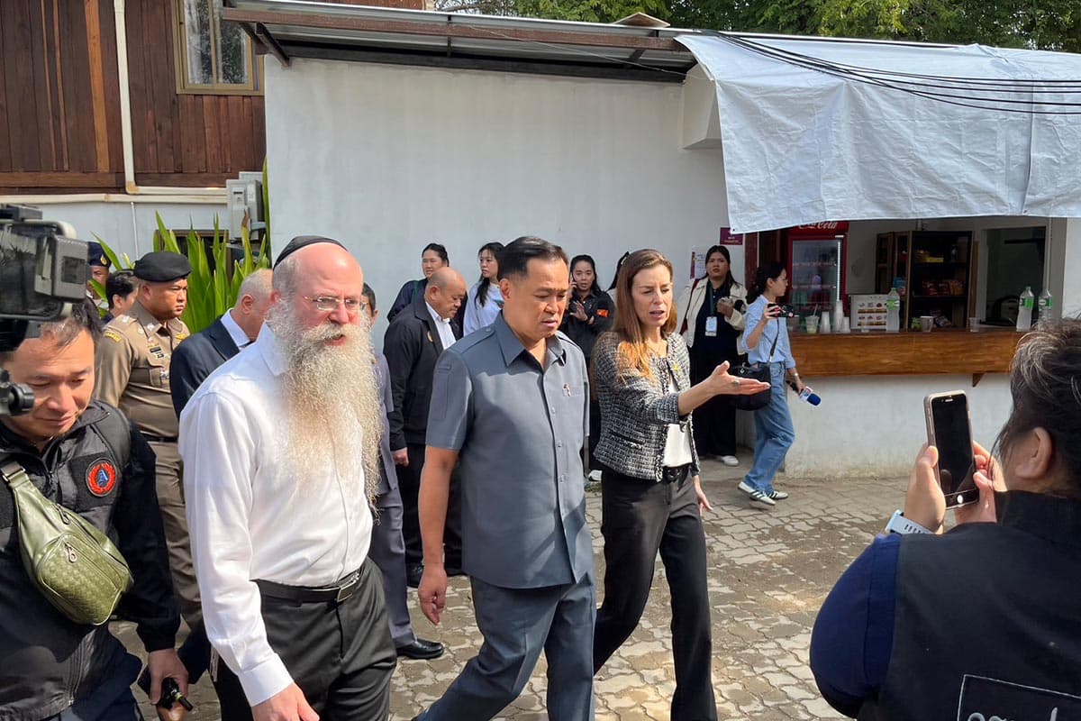 Anutin_and_the_group_surveyed_Chabad_in_Pai_District_SPACEBAR_Photo02_51a1714bc5.jpg