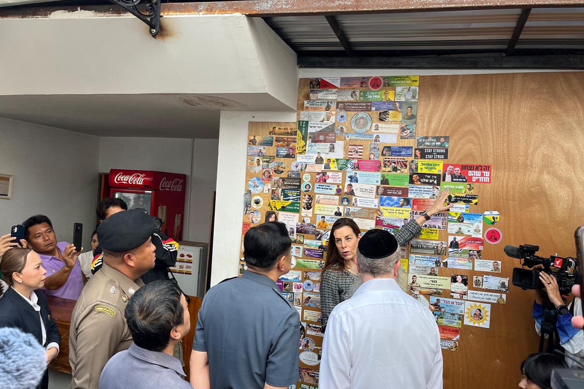 Anutin_and_the_group_surveyed_Chabad_in_Pai_District_SPACEBAR_Photo03_5a305f05fb.jpg