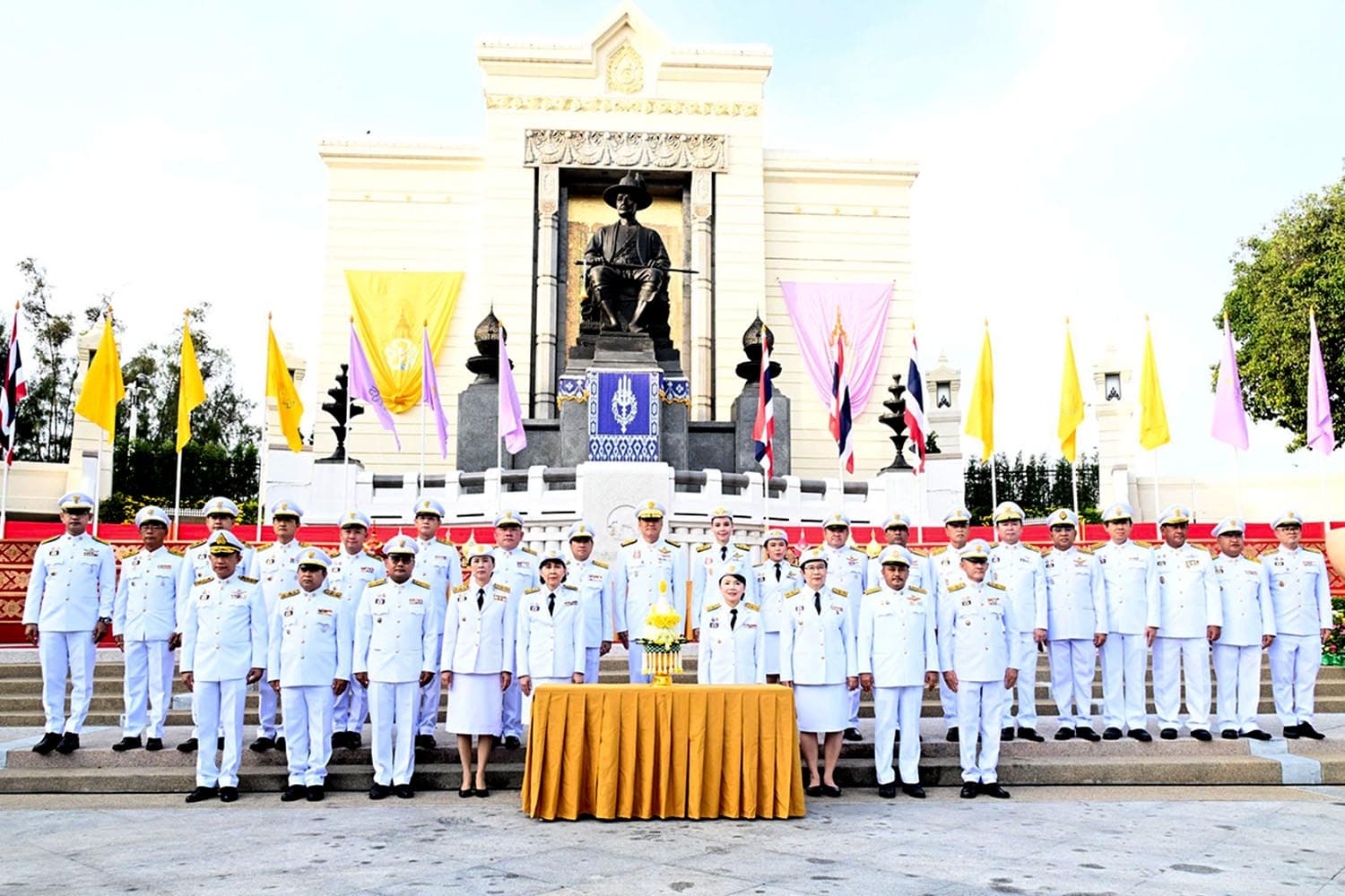 Anutin_leads_civil_servants_of_the_Ministry_of_Interior_to_lay_wreaths_SPACEBAR_Hero_0295add883.jpg