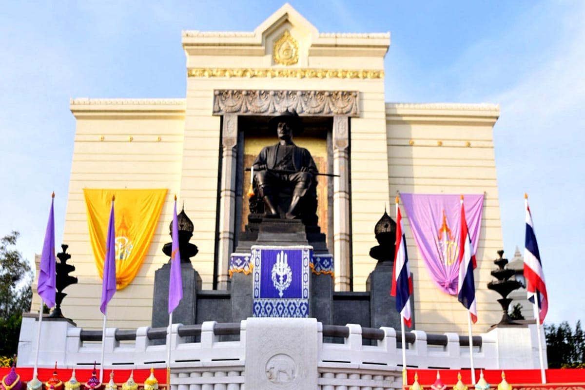 Anutin_leads_civil_servants_of_the_Ministry_of_Interior_to_lay_wreaths_SPACEBAR_Photo01_827c036ae5.jpg