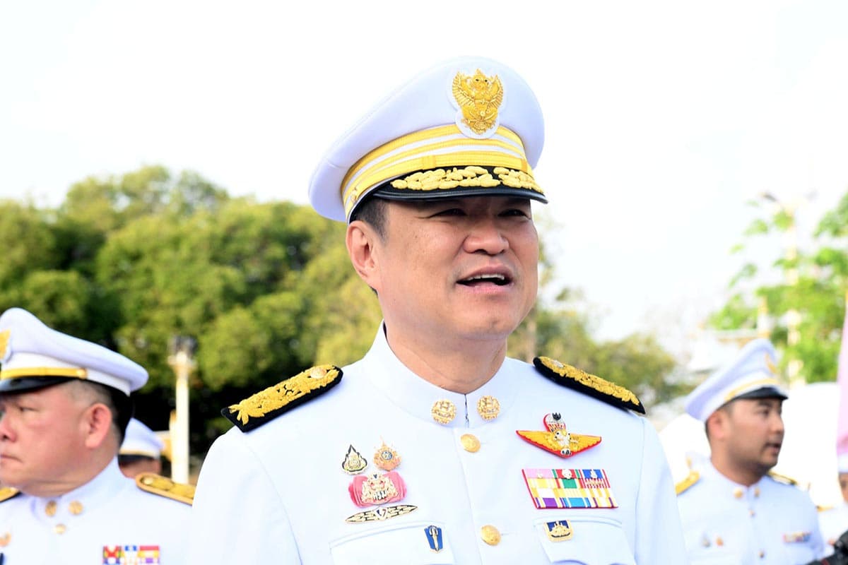 Anutin_leads_civil_servants_of_the_Ministry_of_Interior_to_lay_wreaths_SPACEBAR_Photo02_f1c139e13d.jpg