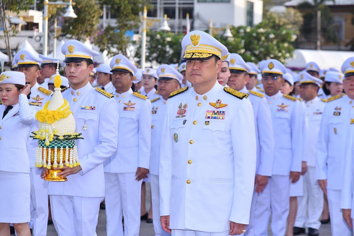 Anutin_leads_civil_servants_of_the_Ministry_of_Interior_to_lay_wreaths_SPACEBAR_Photo03_41dd9adf8c.jpg