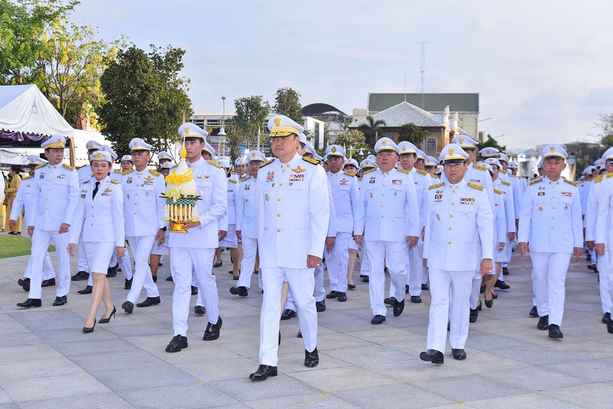 Anutin_leads_civil_servants_of_the_Ministry_of_Interior_to_lay_wreaths_SPACEBAR_Photo04_0211916407.jpg