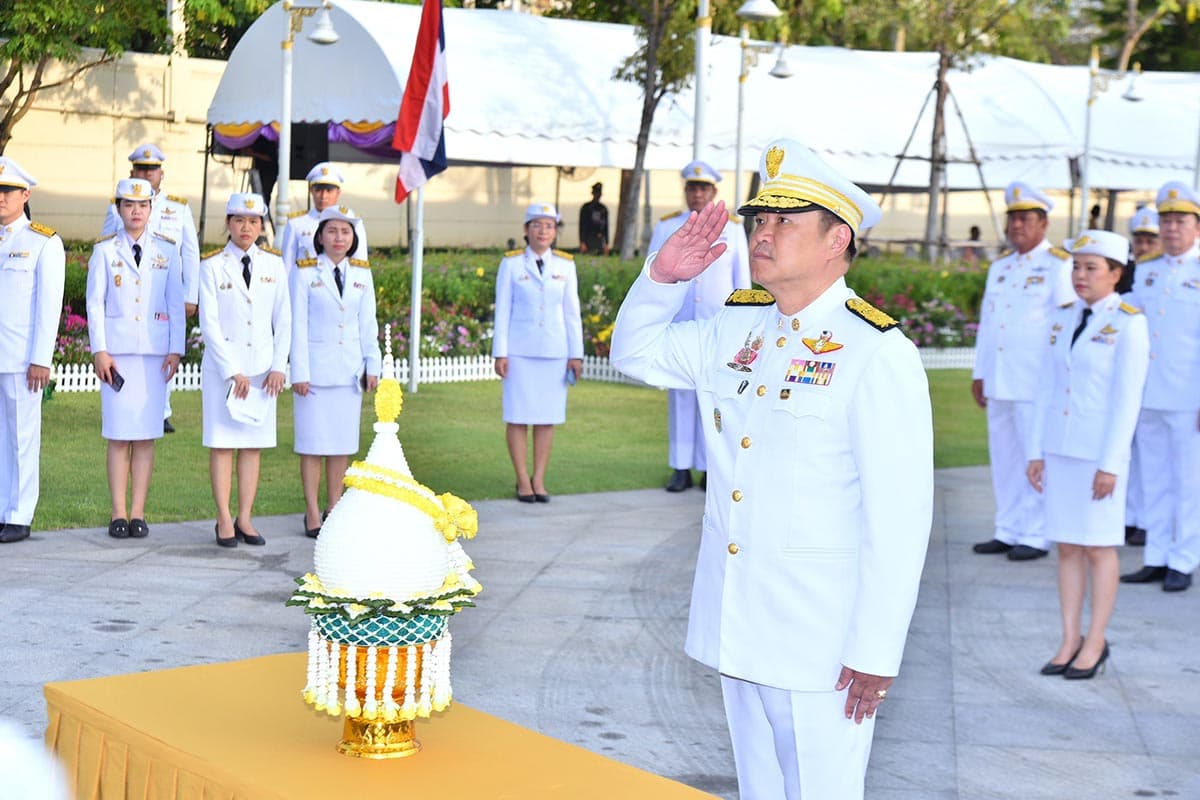 Anutin_leads_civil_servants_of_the_Ministry_of_Interior_to_lay_wreaths_SPACEBAR_Photo05_3fba2e0443.jpg