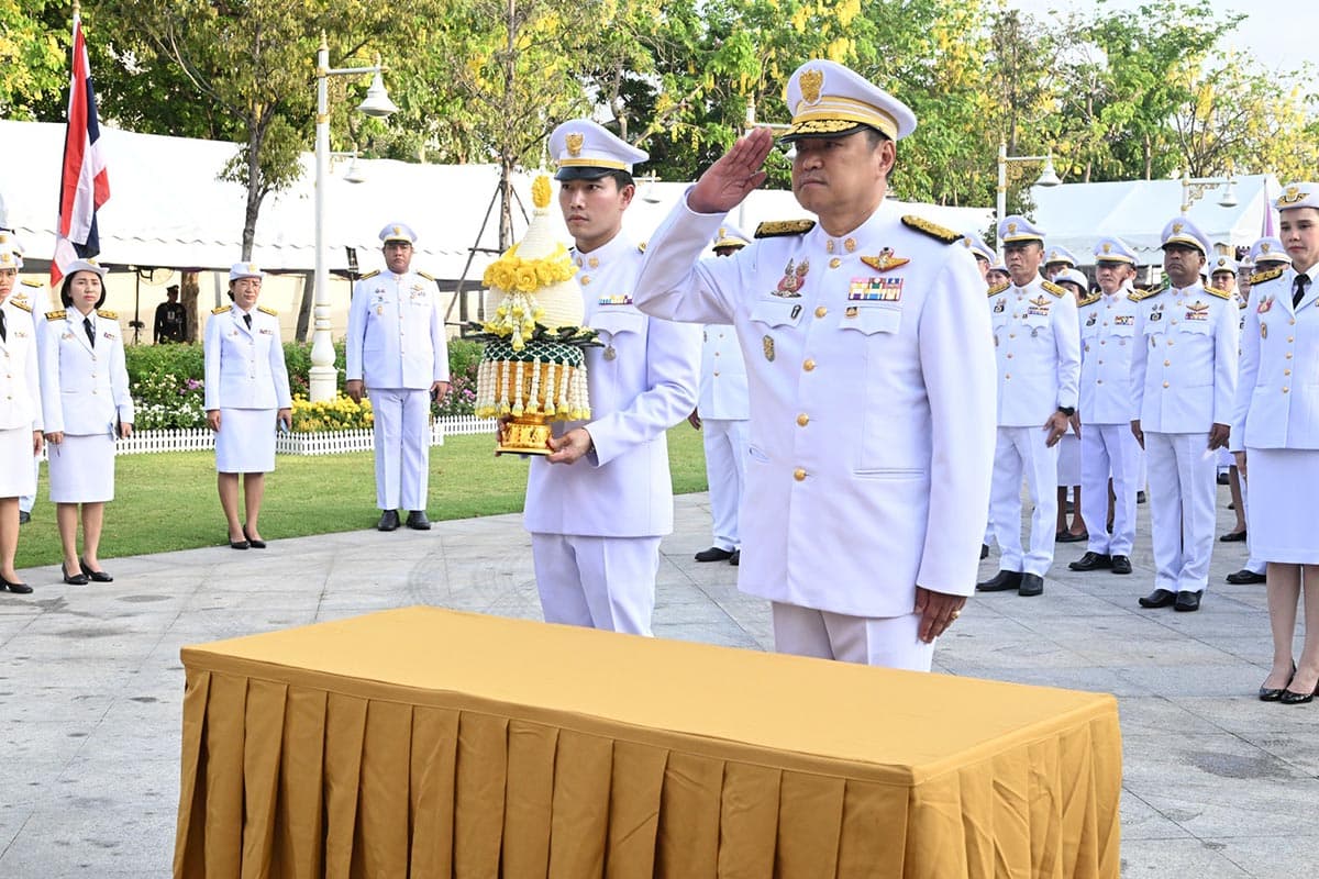 Anutin_leads_civil_servants_of_the_Ministry_of_Interior_to_lay_wreaths_SPACEBAR_Photo06_6c6a634f67.jpg
