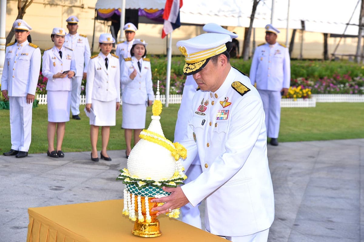 Anutin_leads_civil_servants_of_the_Ministry_of_Interior_to_lay_wreaths_SPACEBAR_Photo07_6f2a706d1f.jpg