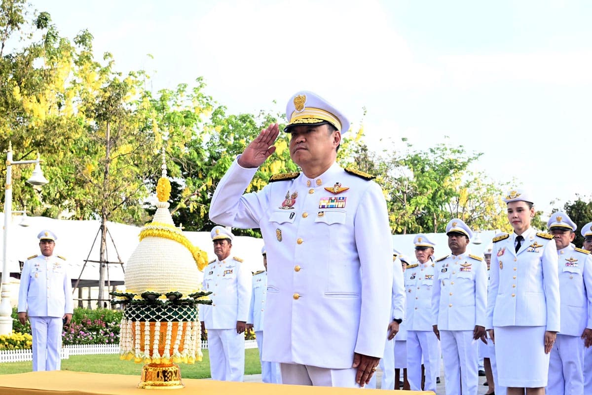 Anutin_leads_civil_servants_of_the_Ministry_of_Interior_to_lay_wreaths_SPACEBAR_Photo08_aa39667d53.jpg