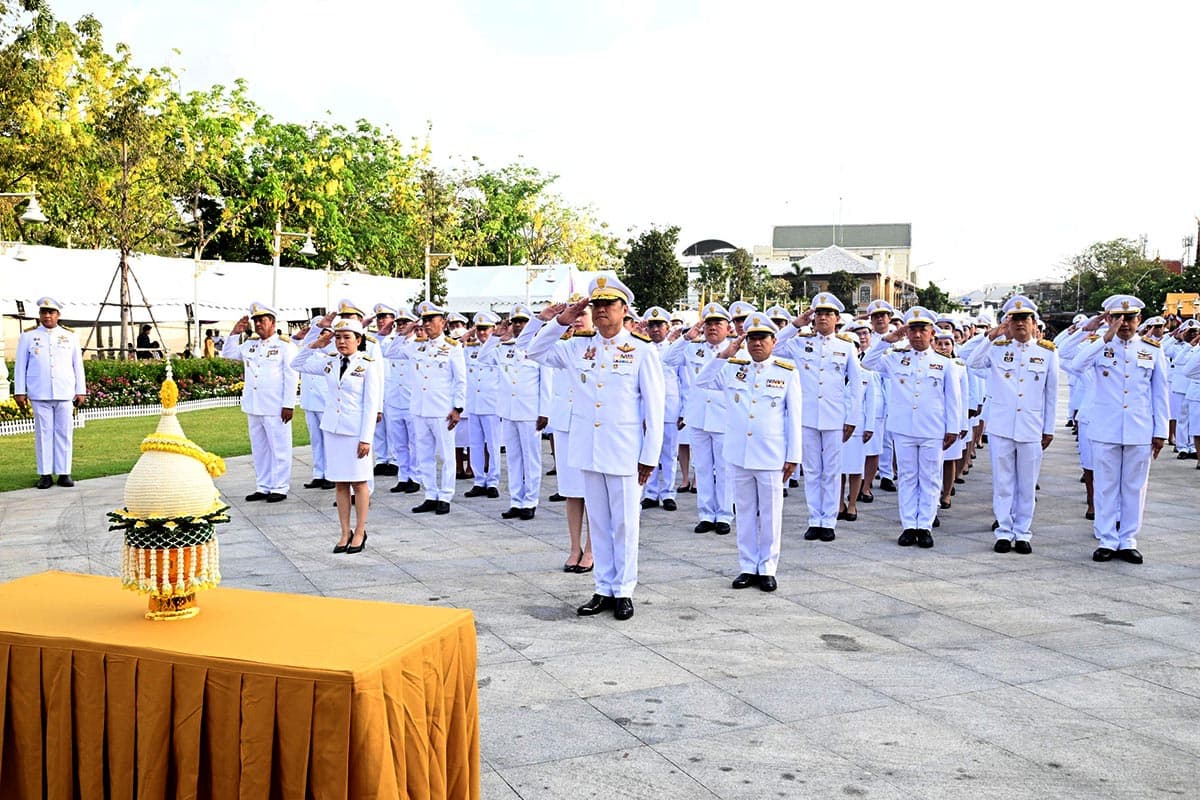 Anutin_leads_civil_servants_of_the_Ministry_of_Interior_to_lay_wreaths_SPACEBAR_Photo09_49526dc4ec.jpg