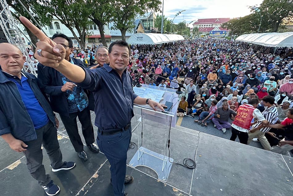 Anwar_opens_the_stage_to_sound_the_voices_of_Pattani_people_to_help_choose_a_party_to_belong_to_SPACEBAR_Photo01_b10ae16417.jpeg