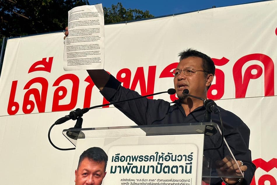 Anwar_opens_the_stage_to_sound_the_voices_of_Pattani_people_to_help_choose_a_party_to_belong_to_SPACEBAR_Photo02_e80dbb6c4c.jpeg