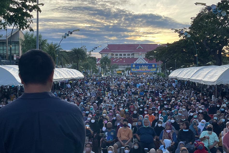 Anwar_opens_the_stage_to_sound_the_voices_of_Pattani_people_to_help_choose_a_party_to_belong_to_SPACEBAR_Photo03_c6f57d1075.jpeg