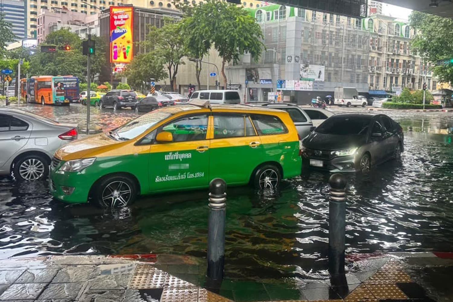 Bangkok_sets_up_6_gathering_points_to_work_24_hours_a_day_to_cope_with_heavy_rain_SPACEBAR_Hero_58178d5284.jpg