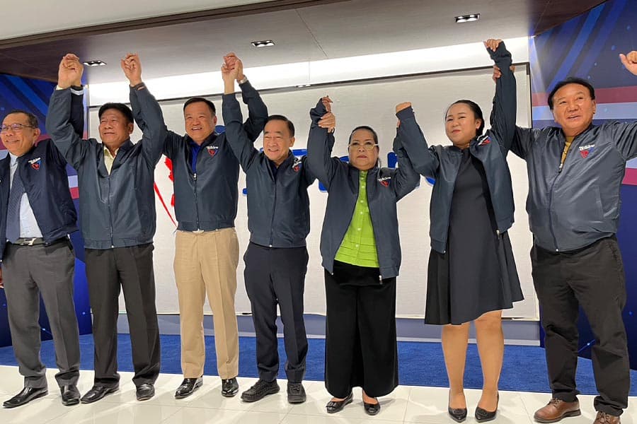 Bhumjaithai_Party_welcomes_Chalong_family_preparing_to_enter_the_flag_raising_field_in_Nonthaburi_SPACEBAR_Photo01_db36fbc9d8.jpeg