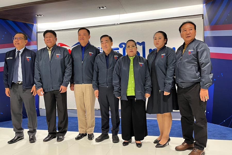Bhumjaithai_Party_welcomes_Chalong_family_preparing_to_enter_the_flag_raising_field_in_Nonthaburi_SPACEBAR_Photo02_ad371298e7.jpeg