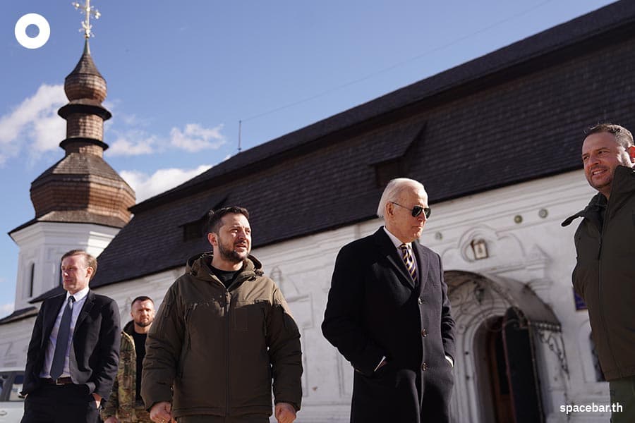 Biden_surprise_visit_Kyiv_meets_Zelensky_bodyguard_SPACEBAR_Photo03_4865523471.jpeg