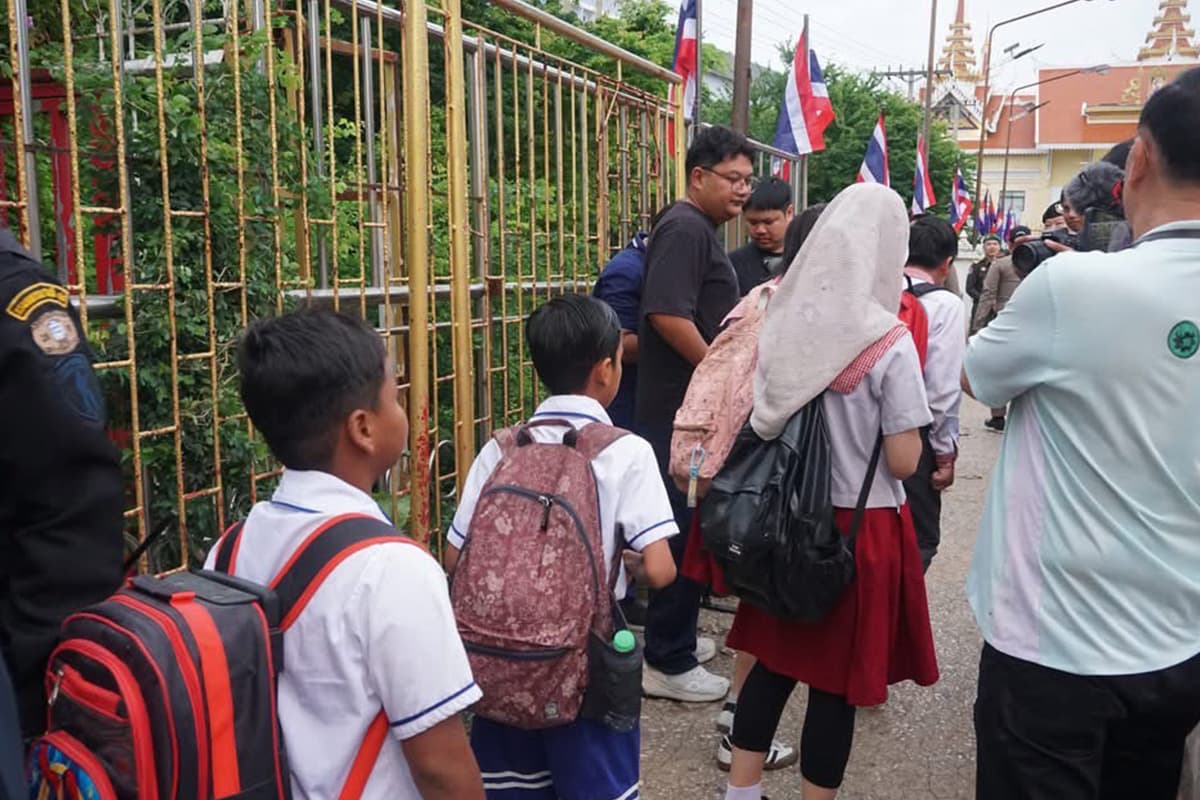 Border-people-adapt-Accept-the-measures-to-open-and-close-the-Thai-Cambodian-border-SPACEBAR-Photo05.jpg