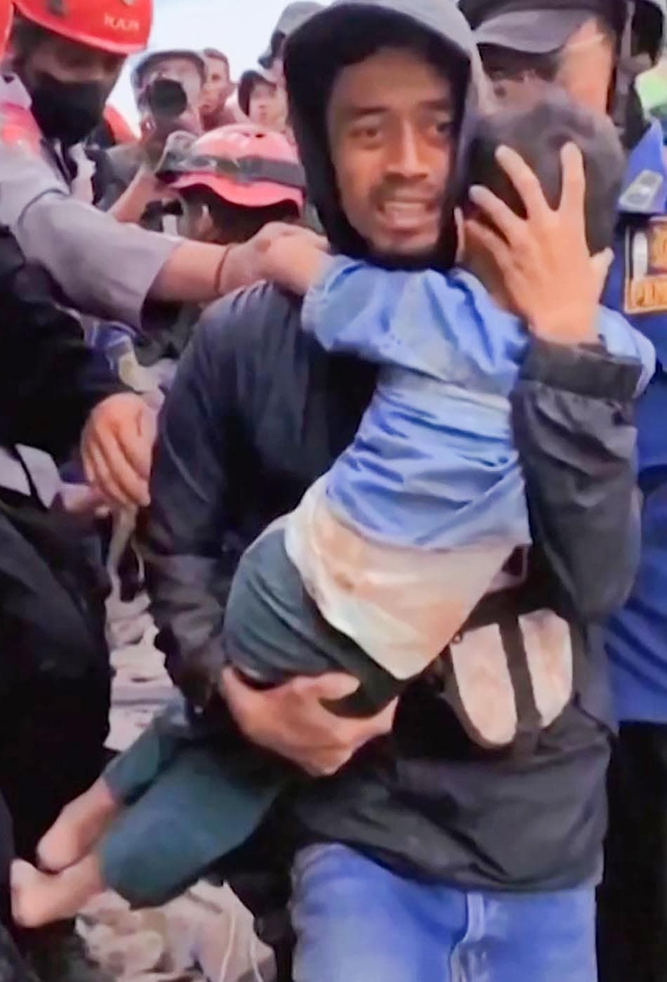 Boy_6_pulled_alive_from_wreckage_of_Indonesia_earthquake_SPACEBAR_Photo01_e99778bb30.jpeg