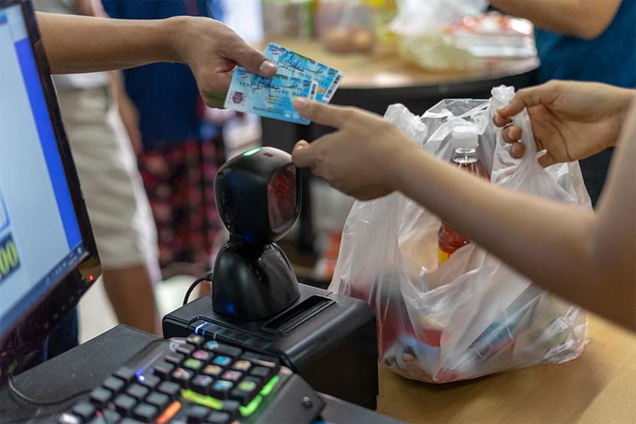 Cabinet_approved_welfare_card_state_Top_up_200_baht_SPACEBAR_Photo01_e3fe7ffb9b.jpeg