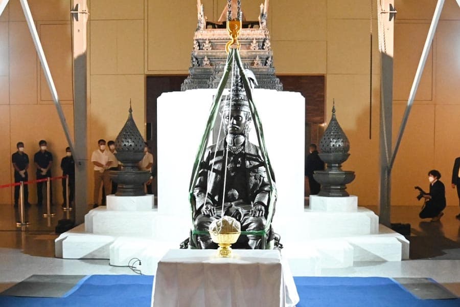 Ceremony_to_bring_King_Rama_VII_monument_to_the_National_Assembly_SPACEBAR_Photo05_f27a028b15.jpeg
