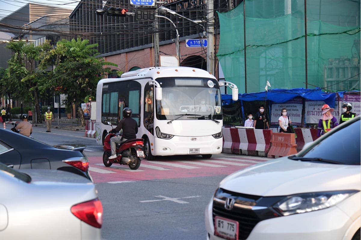 Chadchart_Royal_Thai_Police_Cooperate_to_solve_traffic_problems_in_Bangkok_SPACEBAR_Photo03_8332ec186d.jpg