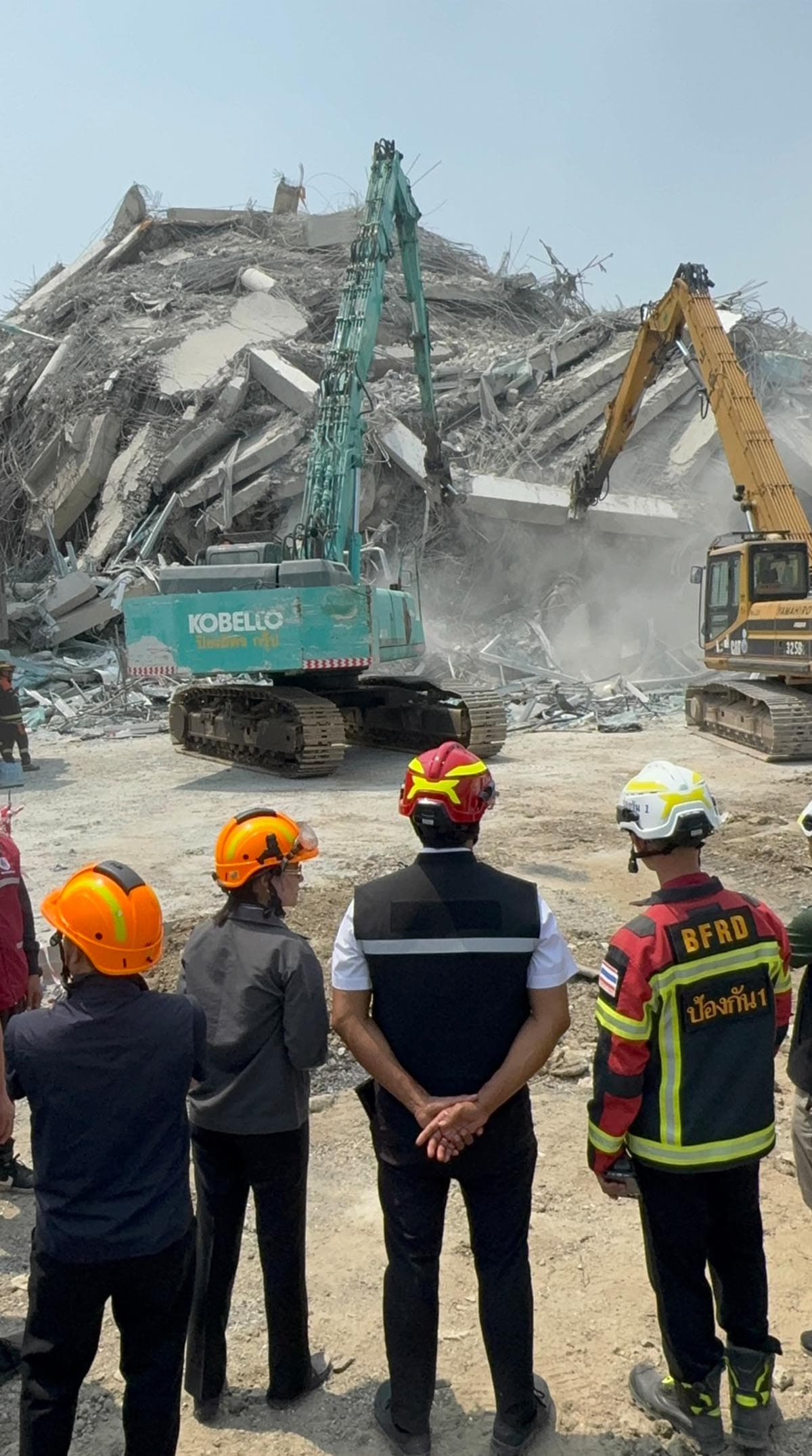 Chadchart_visits_collapsed_building_site_in_Chatuchak_district_gives_encouragement_SPACEBAR_Photo01_aa095884e0.jpg