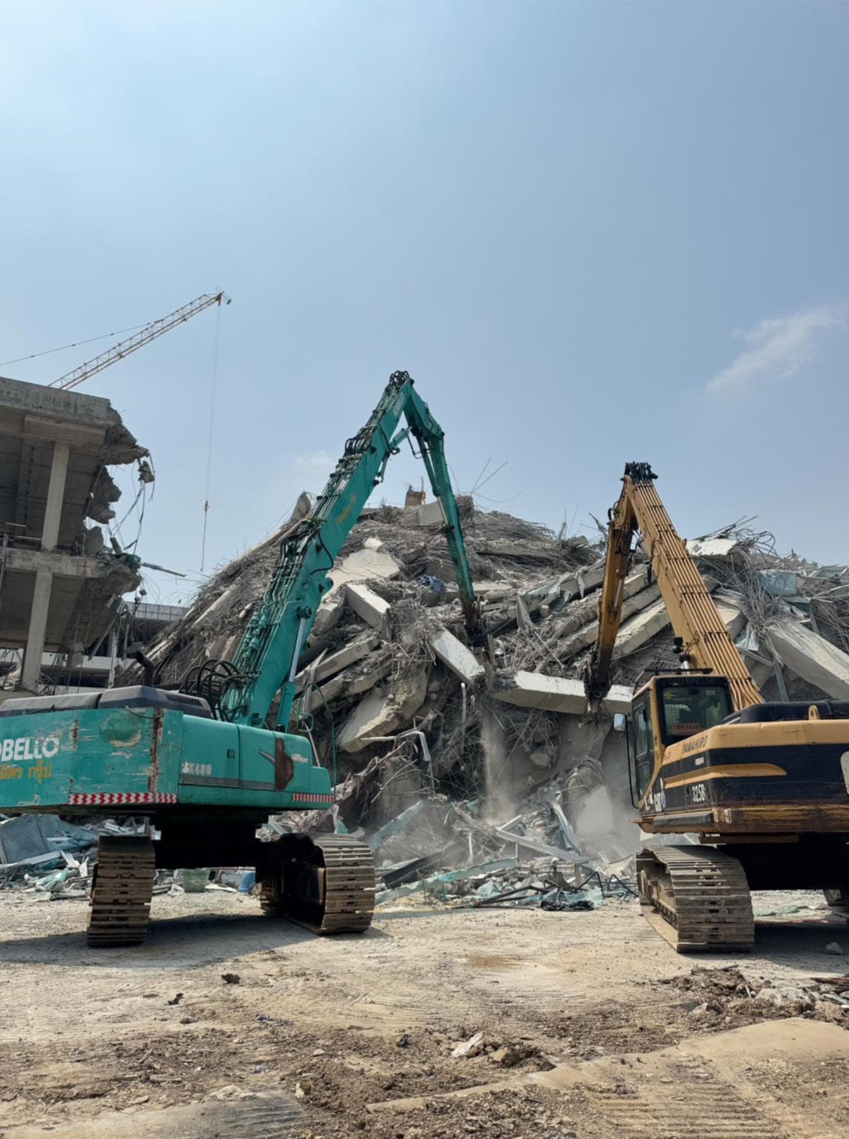 Chadchart_visits_collapsed_building_site_in_Chatuchak_district_gives_encouragement_SPACEBAR_Photo02_a0184da8dc.jpg